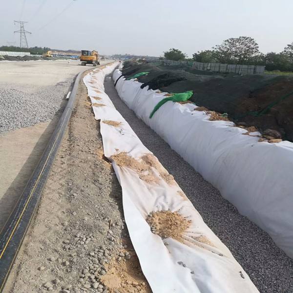 土工布進行路基加固鋪設立竿見影
