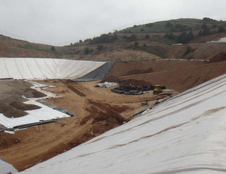 規格為350g/1.0mm/350g復合土工膜施工方法