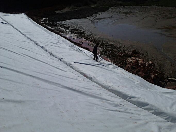 土工膜在防滲、成本、可靠度及耐久性等方面的比較