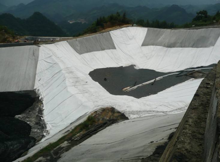 新的鋪設方案即膜、布單獨鋪設的分離式復合土工膜