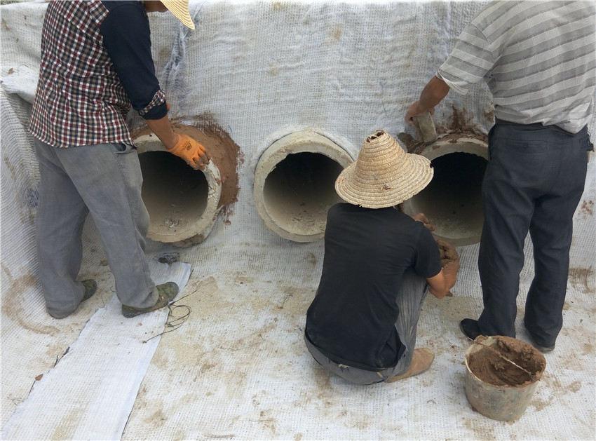 膨潤(rùn)土防水毯與大多數(shù)常用防滲材料相比要簡(jiǎn)單的多
