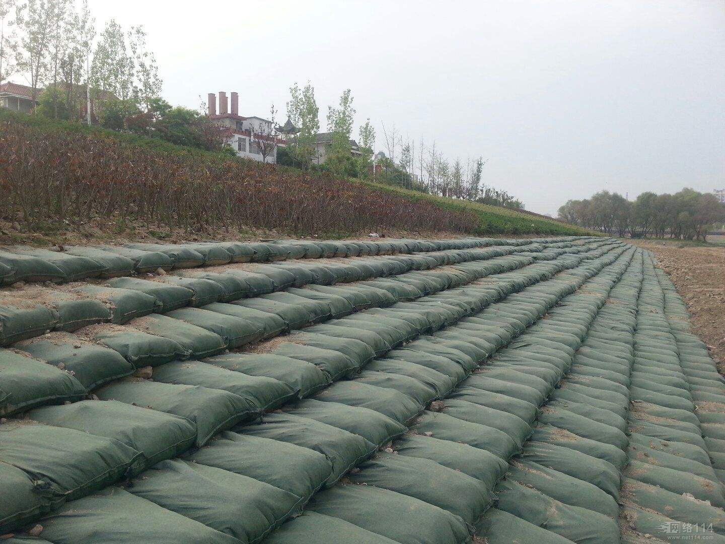 生態(tài)袋護(hù)坡施工的主要流程包含哪些方面？