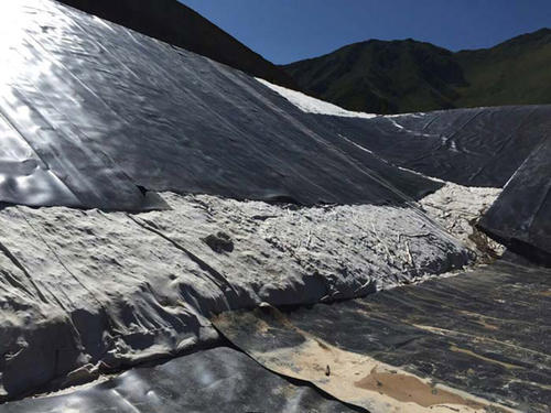 防滲土工膜、膨潤土防水毯搭接寬度符合設計和規范要求